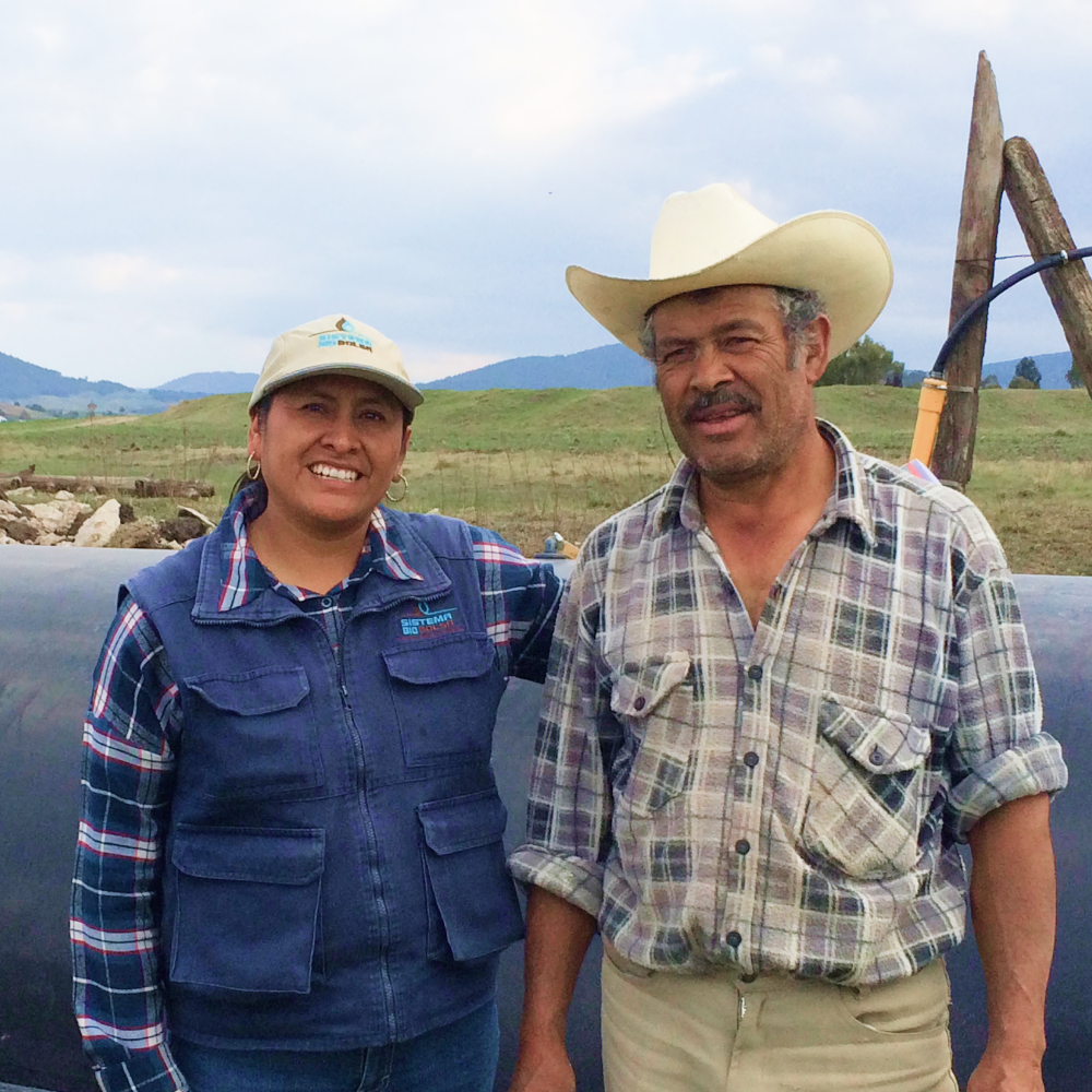 ANTONIO CARLOS, FARMER, MEXICO (RIGHT) and Sistema.Bio representative (LEFT)
